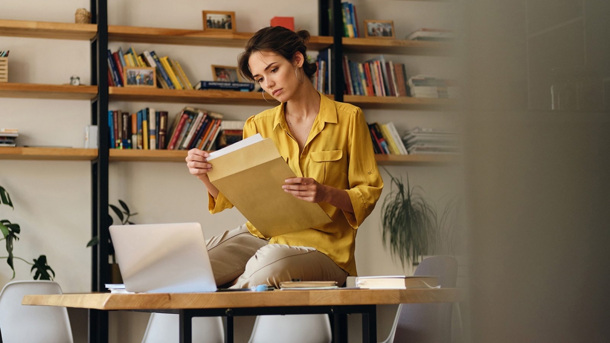 demo-attachment-468-beautiful-woman-in-shirt-sitting-on-desk-with-LE96BAG